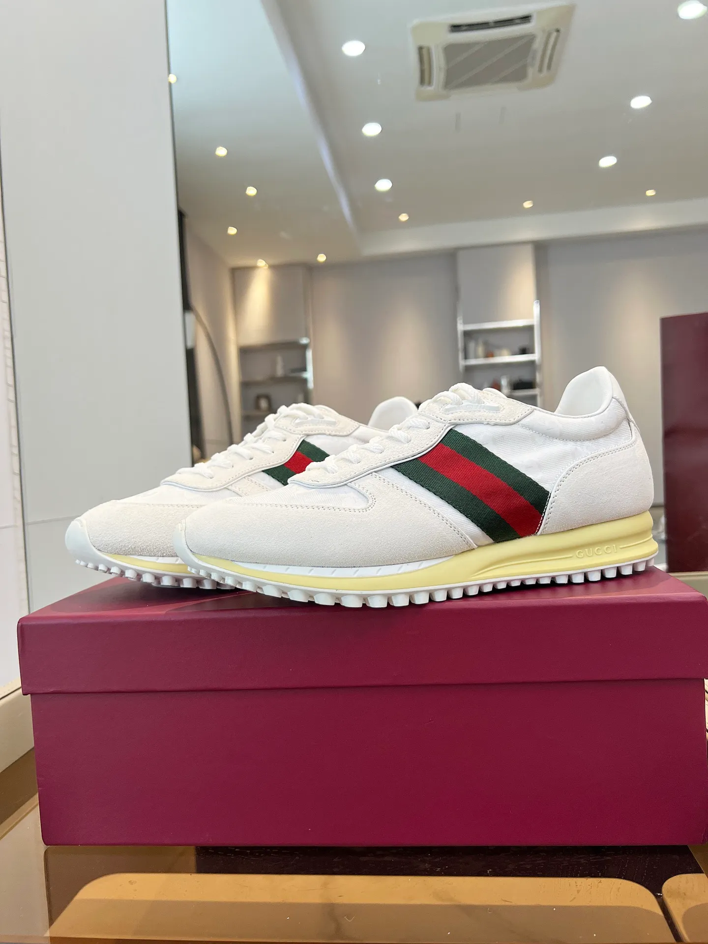 [G Home] P: 660💰 Men's Size: 40-44 (45 custom-made) GUCCI Gucci New Style When classic craftsmanship meets lazy fashion, this pair of Gucci men's casual shoes is the answer to refresh your wardrobe! The shoe body is made of soft calfskin and breathable fabric. Every step is as light as a cloud. The Italian tailoring releases the freedom of your feet, making daily travel a luxurious and comfortable experience. The iconic GG Supreme print on the side of the shoe low-key tells the brand's genes, and the metal horsebit embellishes the tongue, instantly lighting up the minimalist design; the contrasting webbing on the heel adds a smart layer, and the rubber serrated sole combines retro texture with modern anti-slip performance. Whether paired with jeans, a dress or wide-leg trousers, it can be the finishing touch of a look - languid yet sophisticated, effortless yet edgy.